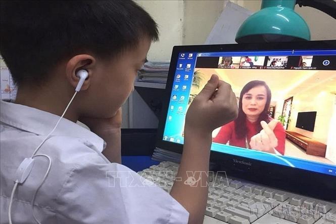 Dưới sự lãnh đạo của Đảng, với quan điểm nhất quán là phòng, chống đại dịch COVID-19 như “chống giặc”, “không để ai bị bỏ lại phía sau”, đợt dịch này đã cơ bản được khống chế, giúp quyền con người, quyền được sống, chăm sóc sức khỏe và những quyền khác của nhân dân được bảo đảm. Trong ảnh: Em Lý Khoa Bằng, học sinh lớp 1C, trường Tiểu học Thăng Long, quận Hoàn Kiếm, có hoàn cảnh đặc biệt khó khăn đã được mượn máy tính của trường để sử dụng, học trực tuyến trong những ngày chưa thể tới trường vì dịch COVID-19. Ảnh: TTXVN phát