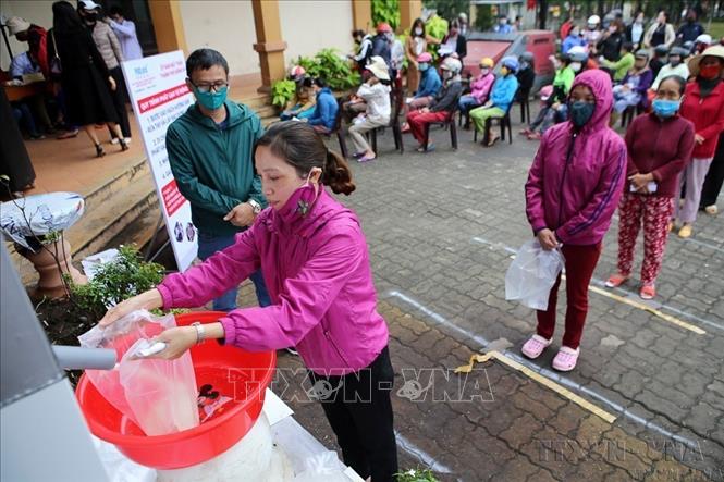 Dưới sự lãnh đạo của Đảng, với quan điểm nhất quán phòng, chống đại dịch COVID-19 như “chống giặc”, “không để ai bị bỏ lại phía sau”, đợt dịch này đã cơ bản được khống chế, giúp quyền con người, quyền được sống, chăm sóc sức khỏe và những quyền khác của nhân dân được bảo đảm. Trong ảnh: Ủy ban MTTQ Việt Nam thành phố Đông Hà (Quảng Trị) phối hợp với Công ty Vũ Trụ Xanh và Block khóa vân tay tổ chức chương trình hỗ trợ gạo miễn phí (5kg/người) cho những hộ gia đình nghèo bị ảnh hưởng của dịch COVID-19 (2020). Ảnh: Hồ Cầu-TTXVN