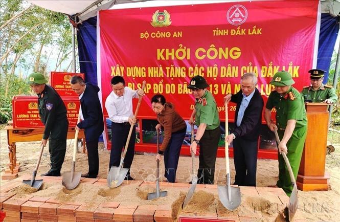 
 UBND tỉnh Đắk Lắk tổ chức Lễ khởi công “chiến dịch Quang Trung” - thần tốc xây dựng, sửa chữa nhà cho người dân xã Tuy An Bắc bị thiệt hại do bão số 13 và đợt mưa lũ lịch sử vừa qua (1/12/2025). Ảnh: Tường Quân - TTXVN
