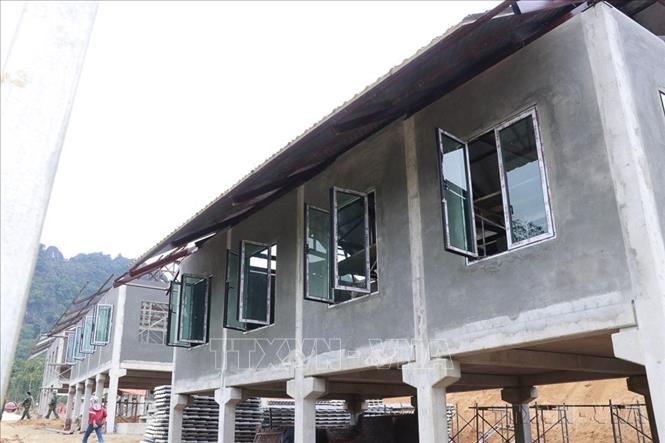 Những ngôi nhà mới khang trang của 35 hộ dân tại thôn Át Thượng, xã Minh Xuân, huyện Lục Yên, tỉnh Yên Bái - nơi xảy ra vụ sạt lở đất kinh hoàng của hoàn lưu bão số 3, do các chiến sĩ Quân khu 2 xây dựng. Ảnh: Đinh Thùy-TTXVN