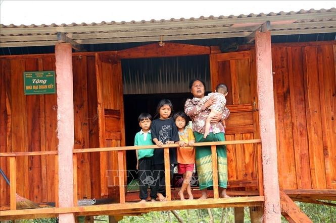 Chương trình xóa nhà tạm, nhà dột nát hoàn thành sớm hơn 5 năm, tạo nền tảng vững chắc cho phát triển công bằng, tiến bộ xã hội và bền vững của Việt Nam. Trong ảnh: Niềm vui đón Tết của đồng bào Bru - Vân Kiều trong những ngôi nhà mới đại đoàn kết tại Bản Dốc Mây (xã Trường Sơn, huyện Quảng Ninh) là bản khó khăn nhất của tỉnh Quảng Bình. Ảnh: Tá Chuyên - TTXVN