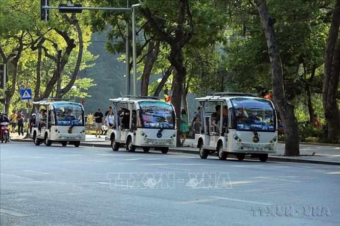 Ngày 22/7/2022, Thủ tướng Chính phủ ký quyết định phê duyệt Chương trình hành động về chuyển đổi năng lượng xanh, giảm phát thải khí các-bon và khí mê-tan của ngành giao thông vận tải. Theo đó, lộ trình chuyển đổi năng lượng xanh đối với giao thông đến năm 2050 mục tiêu 100% phương tiện giao thông cơ giới đường bộ chuyển sang sử dụng điện, năng lượng xanh. Ảnh: Tuấn Anh - TTXVN