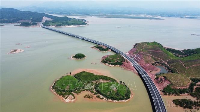 Nghị quyết Đại hội XIII của Đảng xác định ba đột phá chiến lược, gồm hoàn thiện đồng bộ thể chế, phát triển nguồn nhân lực và xây dựng kết cấu hạ tầng đồng bộ, hiện đại. Trong đó, đột phá về kết cấu hạ tầng đồng bộ, hiện đại được xác định là nhiệm vụ trọng tâm nhằm phát triển kinh tế-xã hội đất nước nhanh và bền vững. Trong ảnh: Tuyến đường cao tốc Vân Đồn - Móng Cái dài 80 km, thuộc địa bàn tỉnh Quảng Ninh, có điểm đầu gần sân bay quốc tế Vân Đồn và điểm cuối đấu nối với đường dẫn cầu Bắc Luân 2 (TP Móng Cái). Ảnh: Huy Hùng - TTXVN