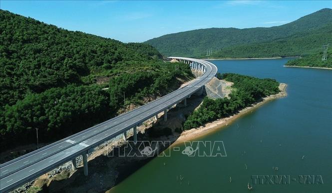 Dự án cao tốc thành phần Vũng Áng – Bùng với những cây cầu vượt hồ, vượt núi đã trở thành điểm nhấn ấn tượng, hòa quyện công trình giao thông với cảnh quan tự nhiên. Ảnh: Quốc Khánh-TTXVN