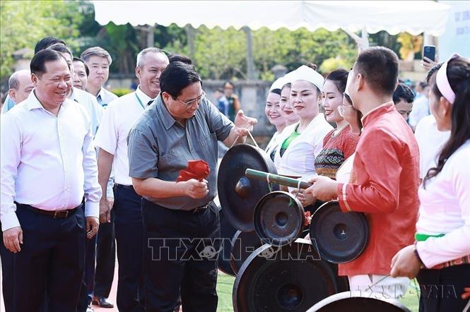 Thủ tướng Phạm Minh Chính với nhân dân vùng dự án cao tốc Hoà Bình - Mộc Châu tại Lễ khởi công xây dựng công trình cao tốc Hoà Bình - Mộc Châu (29/9/2024). Ảnh: Dương Giang-TTXVN