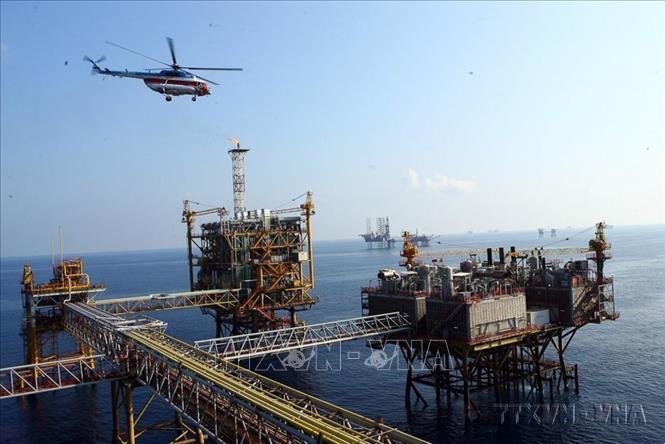 Kinh tế biển đang ngày càng khẳng định vai trò là động lực chiến lược, mở ra không gian phát triển mới cho đất nước. Trong ảnh: Giàn công nghệ Trung tâm số 2 bao gồm 4 công trình nổi trên biển là giàn công nghệ trung tâm, giàn ép vỉa, giàn nén khí và khu nhà ở cán bộ, công nhân viên. Ảnh: Huy Hùng - TTXVN