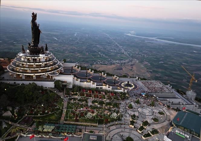  Đỉnh núi Bà Đen với nhiều công trình tạo dấu ấn hút khách du lịch. Ảnh: Thanh Tân - TTXVN