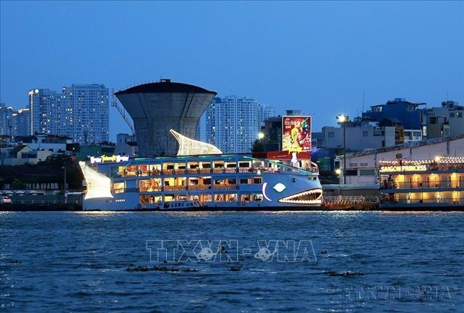 Du lịch Việt Nam được xác định là một ngành kinh tế mũi nhọn vì Việt Nam có tiềm năng du lịch đa dạng và phong phú. Trong ảnh: Tàu du lịch cao cấp phục vụ ăn uống, giải trí, đưa du khách khám phá Sài Gòn về đêm. Ảnh: Hồng Đạt - TTXVN