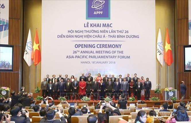 Chủ tịch nước Trần Đại Quang, Chủ tịch Quốc hội Nguyễn Thị Kim Ngân, Chủ tịch APPF 26 và các trưởng đoàn chụp ảnh chung tại Lễ khai mạc Hội nghị thường niên lần thứ 26 Diễn đàn Nghị viện Châu Á - Thái Bình Dương lần thứ 26 (APPF 26), được tổ chức trọng thể tại Nhà Quốc hội ở Thủ đô Hà Nội, tối 18/1/2018. Ảnh: Doãn Tấn - TTXVN
