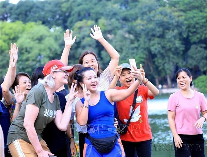 Toàn quyền Australia Sam Mostyn và Phu quân đi dạo quanh hồ Hoàn Kiếm, trải nghiệm cảnh sắc Thu Hà Nội và giao lưu với người dân Thủ đô. Ảnh: Tuấn Anh - TTXVN