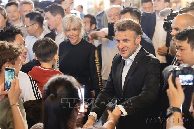 Tổng thống Pháp Emmanuel Macron và Phu nhân dạo phố cổ Hà Nội và giao lưu với người dân Thủ đô trong chuyến thăm cấp Nhà nước tới Việt Nam. Ảnh: TTXVN