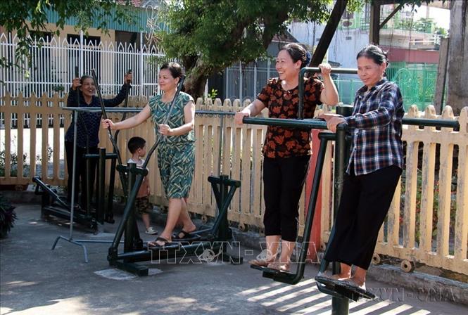 Xây dựng nông thôn mới đạt nhiều kết quả nổi bật, thay đổi cơ bản diện mạo nông thôn và nâng cao đời sống người dân. Trong ảnh: Hội Phụ nữ các cấp tỉnh Nam Định đã tích cực tham gia xây dựng nông thôn mới bằng những việc làm thiết thực, cụ thể góp phần hoàn thành các tiêu chí nông thôn mới. Ảnh: Nguyễn Lành - TTXVN
