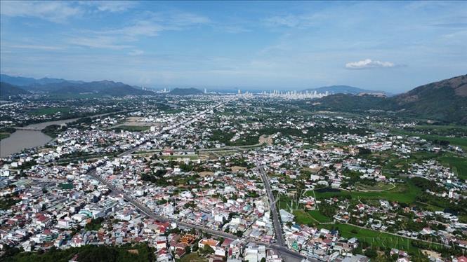 Xây dựng nông thôn mới đạt nhiều kết quả nổi bật, thay đổi cơ bản diện mạo nông thôn và nâng cao đời sống người dân. Trong ảnh: Huyện nông thôn mới tạo tiền đề vững chắc cho chương trình phát triển đô thị và xây dựng huyện Diên Khánh (Khánh Hòa) trở thành thị xã vào năm 2025. Ảnh: Đặng Tuấn - TTXVN