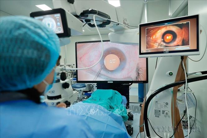Ngành y tế lập nhiều thành tựu và tiến bộ vượt bậc trong nghiên cứu, phát triển và ứng dụng công nghệ, tạo nên những thành công có tầm lan tỏa quốc tế. Trong ảnh: Bệnh viện đa khoa Tâm Anh đẩy mạnh ứng dụng công nghệ trong chuyên ngành nhãn khoa. Ảnh: Minh Quyết – TTXVN