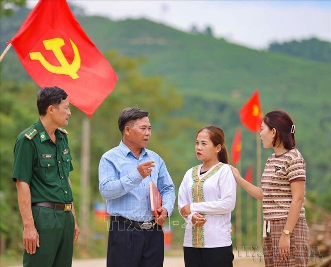 Công tác xây dựng Đảng về tư tưởng tiếp tục được đổi mới mạnh mẽ, đi vào chiều sâu, góp phần nâng cao nhận thức, tăng cường đoàn kết, thống nhất trong Đảng và hệ thống chính trị. Trong ảnh: Giáo dục, bồi dưỡng cảm tình Đảng, nâng cao trình độ và nhận thức cho những 