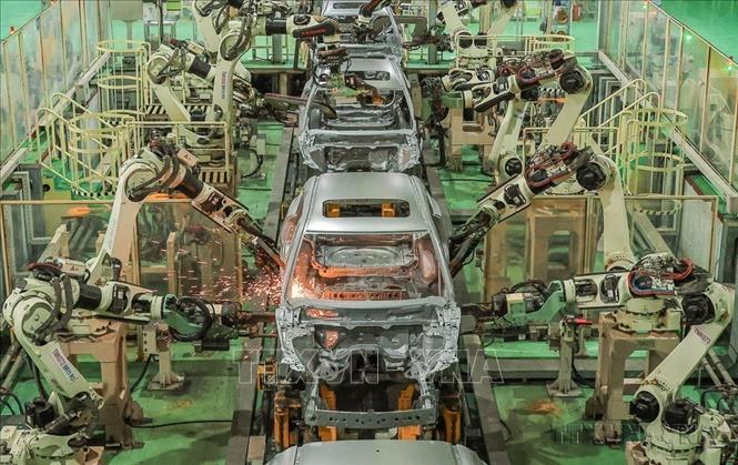 Giai đoạn 2016 - 2025, nền kinh tế đất nước đã có sự chuyển biến tích cực, toàn diện trên nhiều lĩnh vực, định hướng ứng dụng khoa học - công nghệ và đổi mới sáng tạo của Việt Nam cũng gắn chặt với mục tiêu phát triển bền vững và tăng trưởng xanh. Trong ảnh: THACO đầu tư dây chuyền hàn tự động thân xe ô tô với hệ thống robot thế hệ mới nhất, xoay được tất cả các góc đáp ứng yêu cầu công nghệ hàn, cùng robot định vị thân xe giúp mối hàn cứng, vững, độ chính xác cao. Ảnh: Hoàng Hiếu - TTXVN