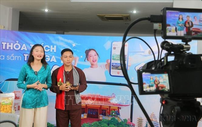 Kinh tế số đang ngày càng trở thành trụ cột chiến lược trong tăng trưởng kinh tế, đổi mới mô hình phát triển và nâng cao năng lực cạnh tranh quốc gia. Trong ảnh: Các sản phẩm nông sản của nông dân, hợp tác xã được Sở Công thương tỉnh An Giang phối hợp với các đơn vị hỗ live stream bán hàng trực tiếp trên các sàn thương mại điện tử. Ảnh: Công Mạo-TTXVN
