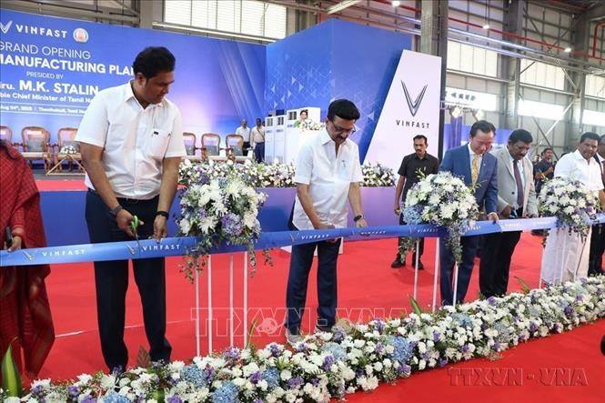  Nghị quyết số 68-NQ/TW ngày 04/5/2025 của Bộ Chính trị lần đầu tiên xác định kinh tế tư nhân là động lực quan trọng nhất của nền kinh tế quốc dân. Trong ảnh: VinFast Việt Nam chính thức khánh thành Nhà máy lắp ráp ô tô điện (EV) tại Khu công nghiệp SIPCOT, thành phố Thoothukudi, bang Tamil Nadu, Ấn Độ. Ảnh: TTXVN