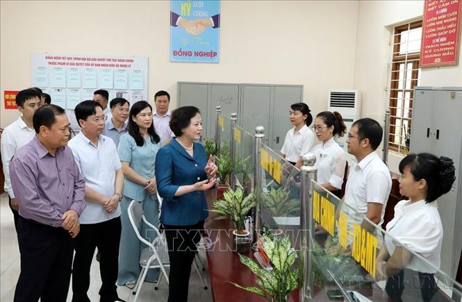 Cuộc cách mạng tinh gọn tổ chức bộ máy là quyết sách có ý nghĩa lịch sử, được triển khai đồng bộ trong toàn hệ thống chính trị với quyết tâm chính trị rất cao. Trong ảnh: Bộ trưởng Bộ Nội vụ Phạm Thị Thanh Trà kiểm tra tại Trung tâm phục vụ hành chính công xã Nhân Lý mới, tỉnh Lạng Sơn, ngày 29/6/2025. Ảnh: Văn Đạt - TTXVN
