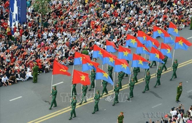 Khối Sĩ quan đại diện 5 cánh quân qua các cung đường thành phố Hồ Chí Minh tại Lễ kỷ niệm cấp quốc gia 50 năm Ngày Giải phóng miền Nam, thống nhất đất nước (30/4/1975 – 30/4/2025). Ảnh: TTXVN
