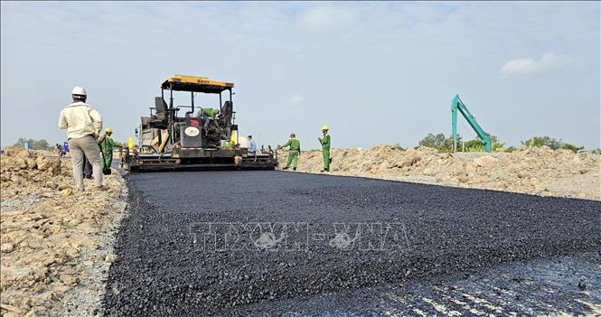 Tuyến đường dẫn vào điểm đầu cao tốc Châu Đốc – Cần Thơ – Sóc Trăng dần hình thành, bảo đảm tiến độ đề ra. Ảnh: Thanh Sang-TTXVN
