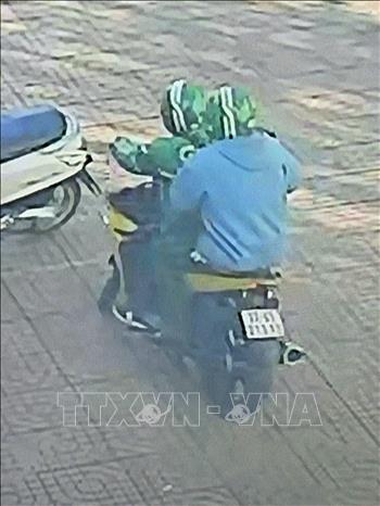 Các đối tượng dùng súng cướp ngân hàng. Ảnh: Chụp màn hình camera - TTXVN