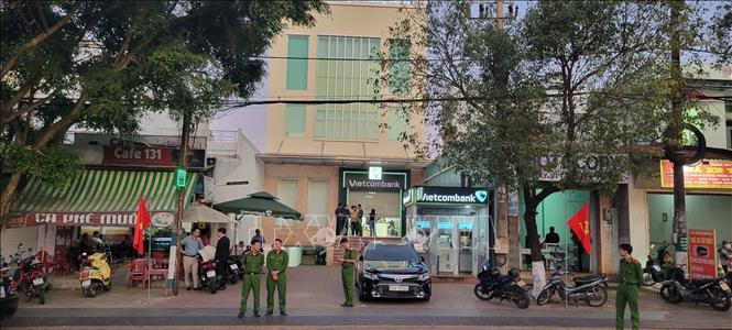 Lực lượng chức năng có mặt tại hiện trường. Ảnh: Hoài Nam - TTXVN