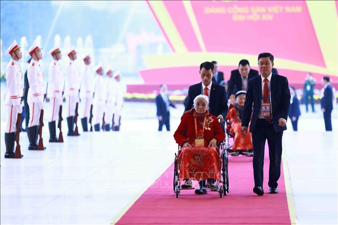 Các đại biểu Mẹ Việt Nam Anh hùng đến dự phiên khai mạc Đại hội XIV của Đảng. Ảnh: TTXVN