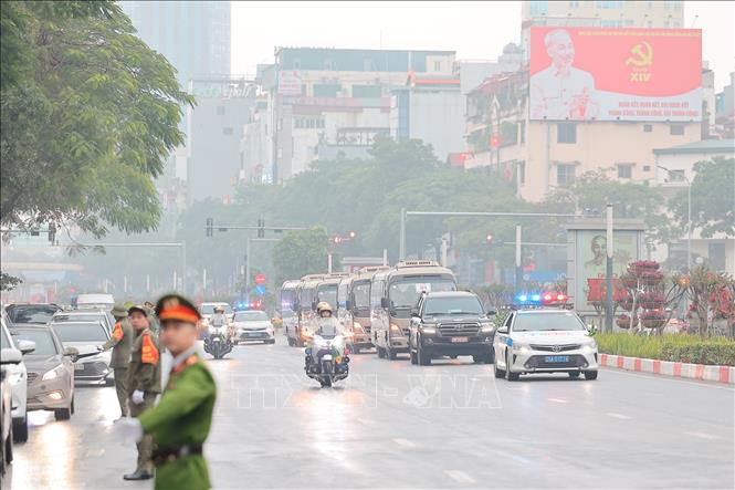 Đoàn xe đưa các đại biểu đến Trung tâm Hội nghị Quốc gia. Ảnh: TTXVN