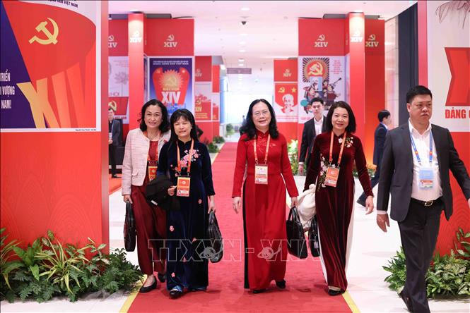 Các đại biểu đến dự phiên khai mạc Đại hội XIV của Đảng. Ảnh: TTXVN