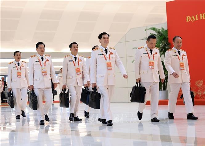 Các đại biểu đến dự phiên khai mạc Đại hội XIV của Đảng. Ảnh: TTXVN