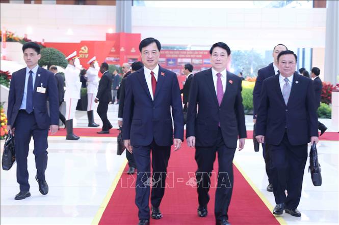 Chủ tịch nước Lương Cường và Bí thư Thành ủy Hà Nội Nguyễn Duy Ngọc đến dự phiên khai mạc Đại hội XIV của Đảng. Ảnh: TTXVN
