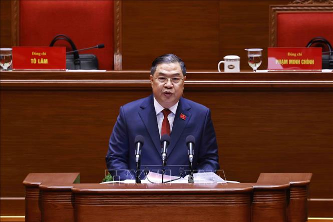 Đồng chí Phạm Gia Túc, Ủy viên Trung ương Đảng, Chánh Văn phòng Trung ương Đảng, Trưởng Đoàn Thư ký thông báo kết quả bầu Đoàn Chủ tịch, Đoàn Thư ký tại phiên họp trù bị. Ảnh: TTXVN