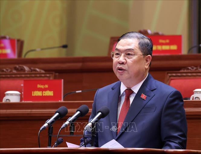 Đồng chí Phạm Gia Túc, Ủy viên Trung ương Đảng, Chánh Văn phòng Trung ương Đảng, Trưởng Đoàn Thư ký thông báo kết quả bầu Đoàn Chủ tịch, Đoàn Thư ký tại phiên họp trù bị. Ảnh: TTXVN