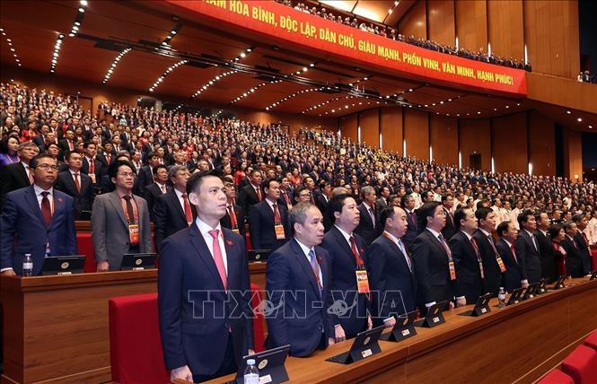 Các đại biểu thực hiện nghi thức chào cờ. Ảnh: TTXVN