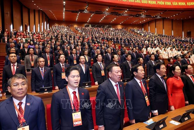 Các đại biểu thực hiện nghi thức chào cờ. Ảnh: TTXVN