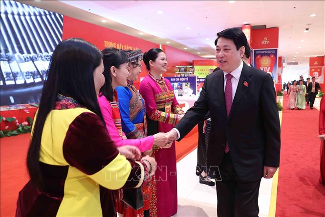 State President Luong Cuong meets female delegates at the 14th National Party Congress' opening ceremony. Photo: VNA 