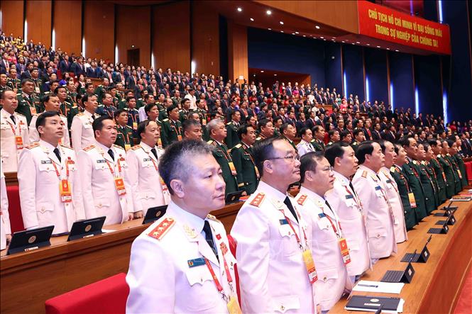 Các đại biểu thực hiện nghi lễ chào cờ. Ảnh: TTXVN