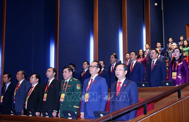 Các đại biểu thực hiện nghi thức chào cờ. Ảnh: TTXVN