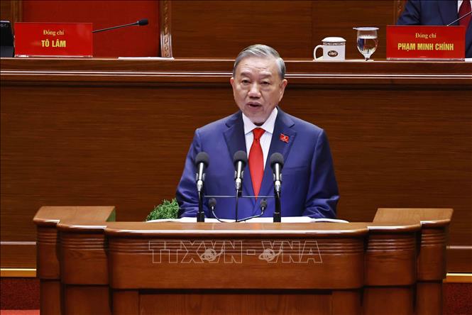 Tổng Bí thư Tô Lâm trình bày Báo cáo của Ban Chấp hành Trung ương Đảng khóa XIII về các văn kiện trình Đại hội XIV của Đảng. Ảnh: TTXVN