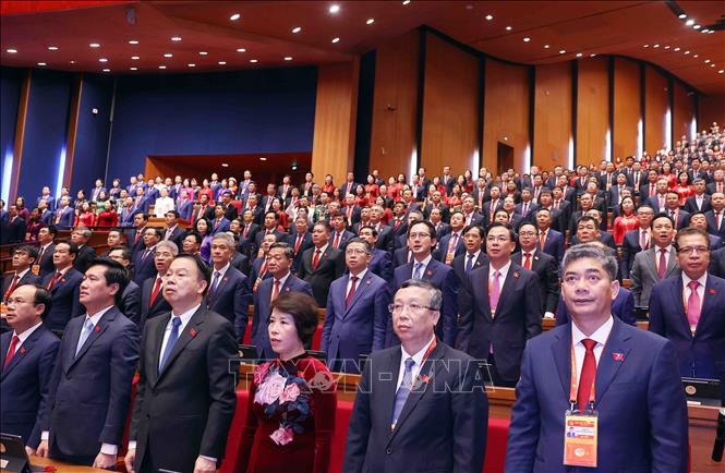 Các đại biểu thực hiện nghi lễ chào cờ. Ảnh: TTXVN