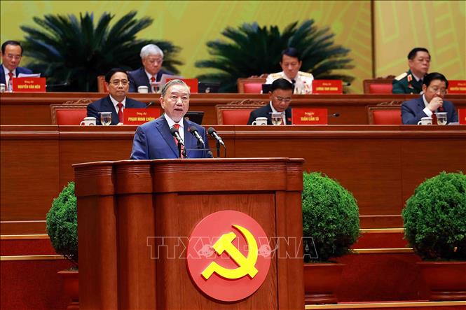 Tổng Bí thư Tô Lâm trình bày Báo cáo của Ban Chấp hành Trung ương Đảng khóa XIII về các văn kiện trình Đại hội XIV của Đảng. Ảnh: TTXVN