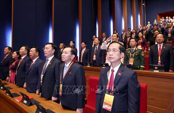 Các đại biểu thực hiện nghi thức chào cờ. Ảnh: TTXVN