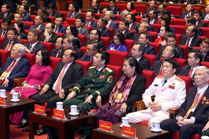 Các đồng chí lãnh đạo, nguyên lãnh đạo Đảng và Nhà nước tham dự phiên khai mạc. Ảnh: TTXVN