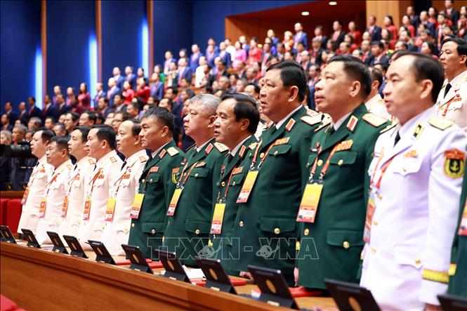 Các đại biểu thực hiện nghi lễ chào cờ. Ảnh: TTXVN