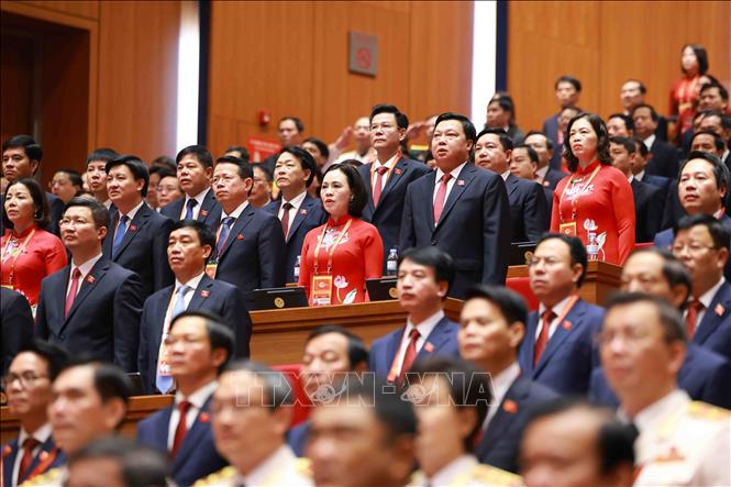 Các đại biểu thực hiện nghi lễ chào cờ. Ảnh: TTXVN