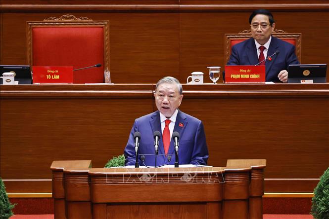 Tổng Bí thư Tô Lâm trình bày Báo cáo của Ban Chấp hành Trung ương Đảng khóa XIII về các văn kiện trình Đại hội XIV của Đảng. Ảnh: TTXVN