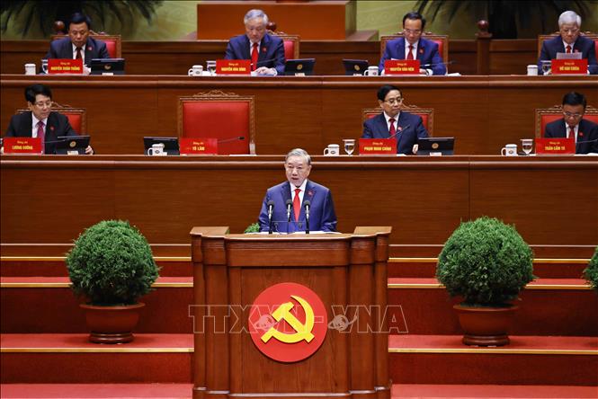Tổng Bí thư Tô Lâm trình bày Báo cáo của Ban Chấp hành Trung ương Đảng khóa XIII về các văn kiện trình Đại hội XIV của Đảng. Ảnh: TTXVN