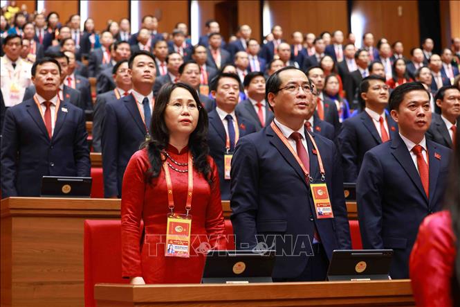 Các đại biểu thực hiện nghi lễ chào cờ. Ảnh: TTXVN