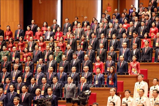 Các đại biểu thực hiện nghi lễ chào cờ. Ảnh: TTXVN